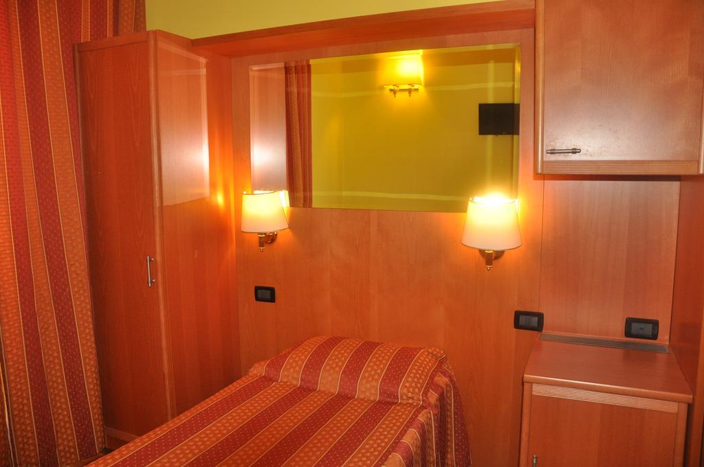 Single Room,109945287:JPEG